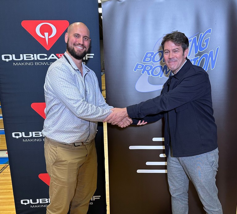Damien Golinvaux, représentant QubicaAMF et Bruno Bidone, Président du Bowling Pro-Motion Tour scellent le Sponsoring QubicaAMF Masters Series